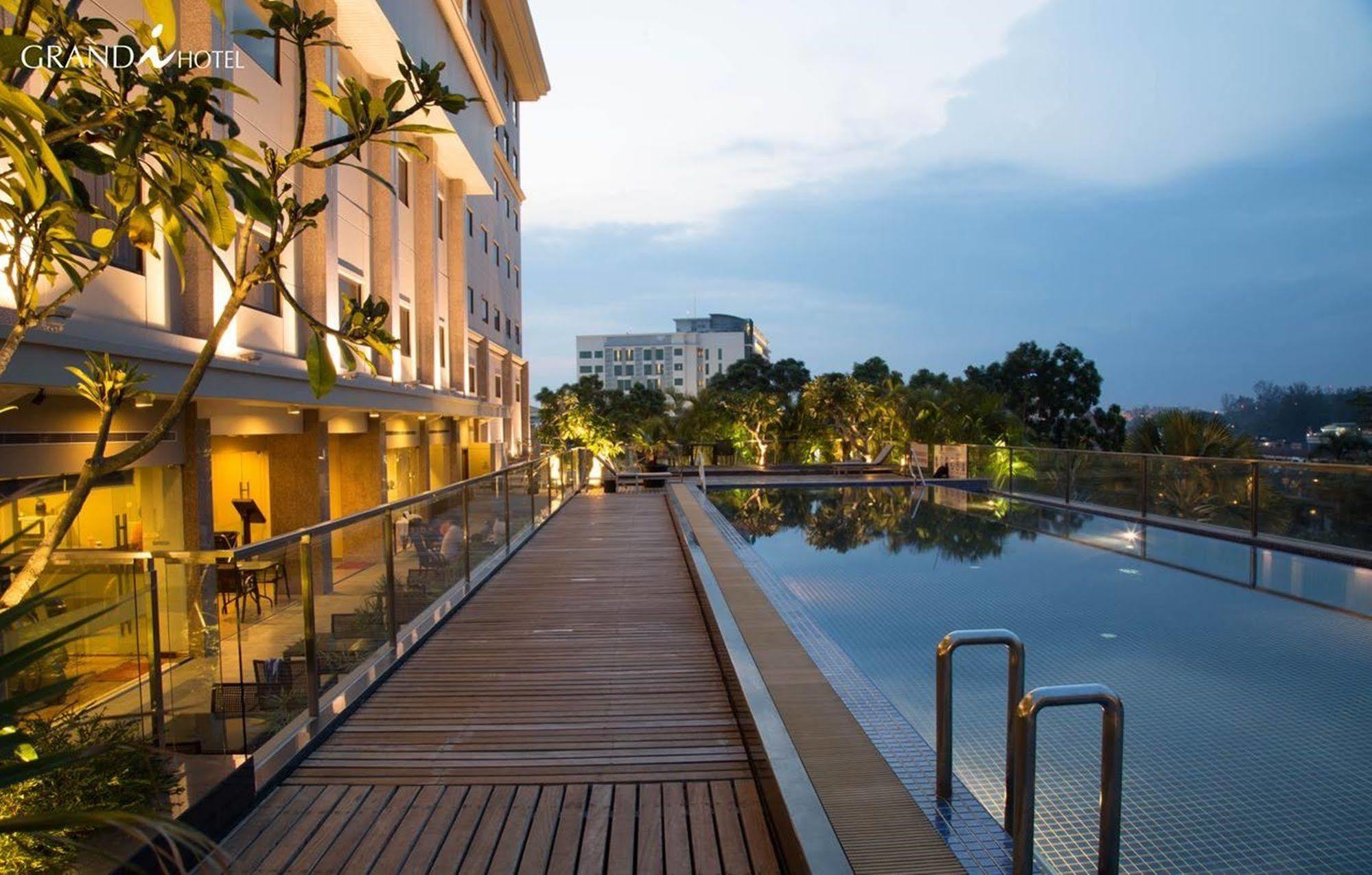 I Hotel Batam Нагоя Экстерьер фото
